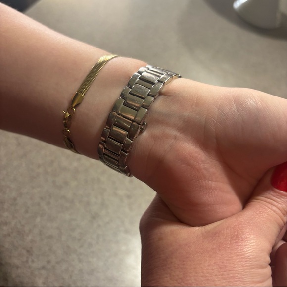 CITIZEN ECODRIVE SILVER TONE BRACET WATCH W/ TINY DIAMOND CHIP ACCENTS. - Picture 15 of 16